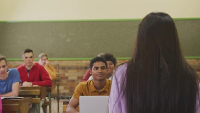 高加索女学生对一群高中青少年讲话