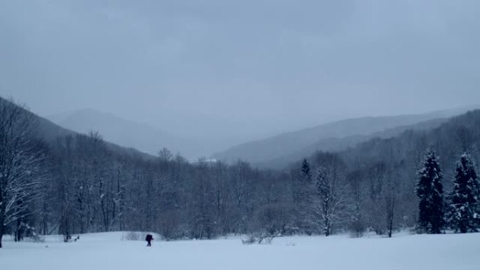 冬季仙境。雪山景观