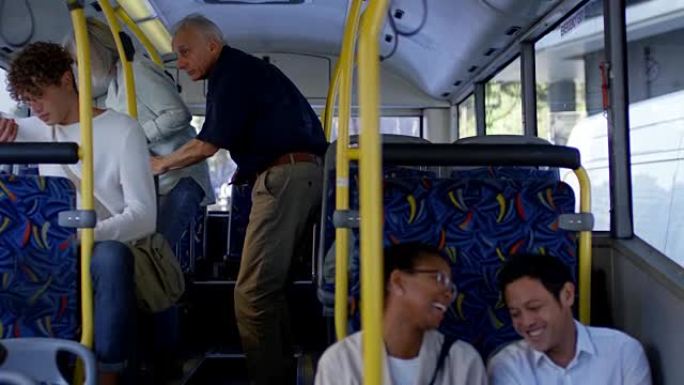 夫妇在4k公共汽车旅行时相互交流