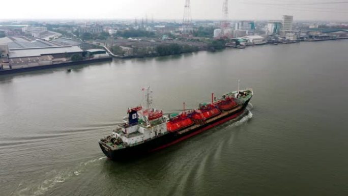鸟瞰式液化石油气 (LPG) 油轮，油轮物流和运输业务河流上的石油和天然气行业