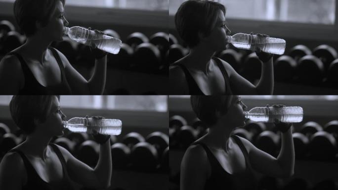 黑白: 运动后的运动员妇女喝水