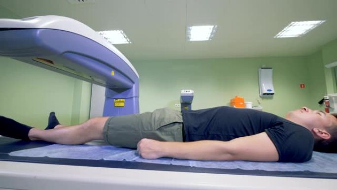 男性患者正在接受x光设备的扫描。4K。