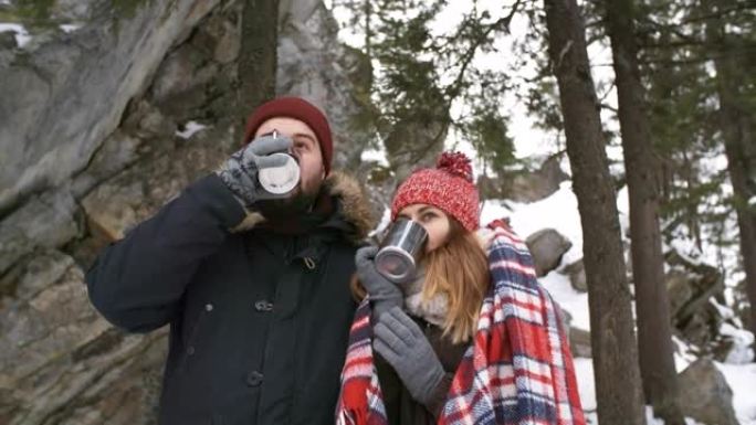 游客在冬季远足时喝热茶