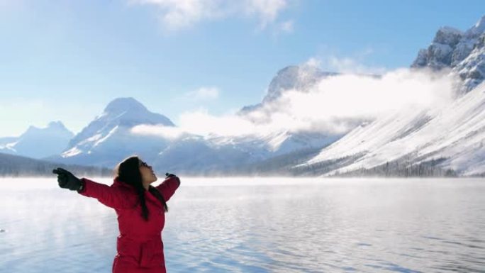 冬季放松女子旅游冰川