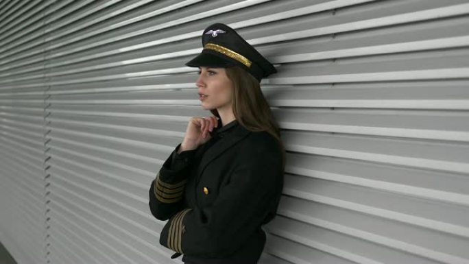 在机场工作的年轻女飞行员