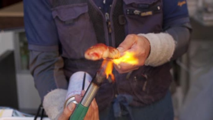 鱼街食品市场用烹饪丁烷火焰火炬烧制蟹肉