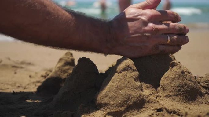 建造沙堡。沙滩亲子海边亲子互动娱乐
