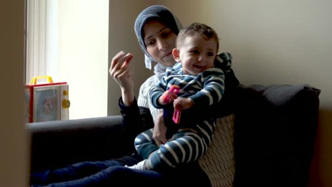穆斯林母亲和可爱的一岁儿子