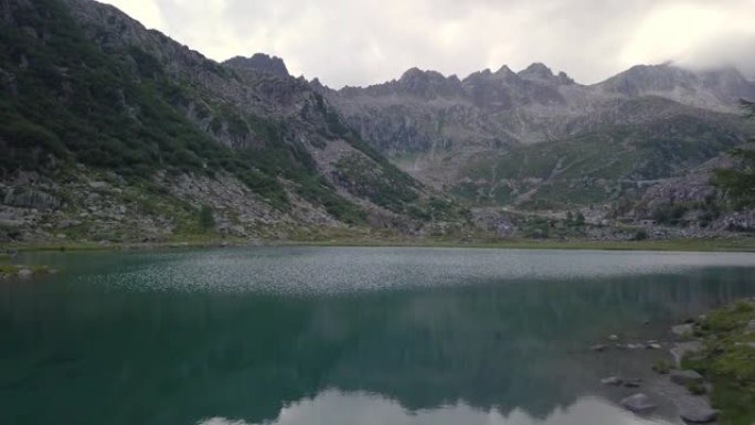 在一个神奇，放松和绿色的地方，被大自然包围的山湖的空中拍摄