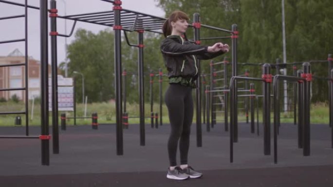女运动员在户外训练时单腿深蹲
