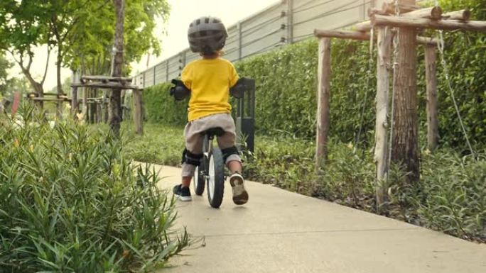旧公园的儿童踏板蓝色自行车。