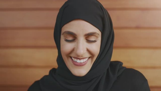 Content微笑的女人在黑色头巾