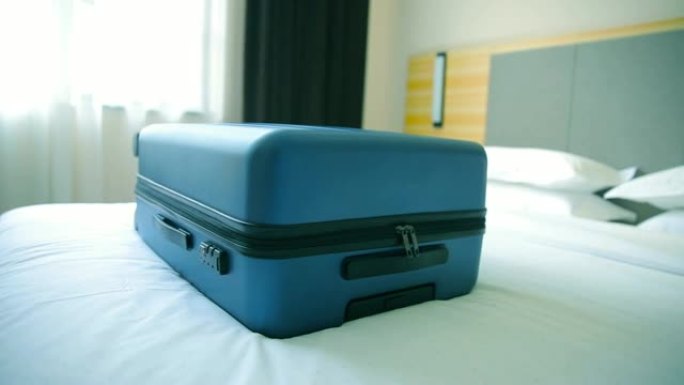 房间床上的手提箱