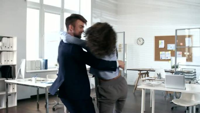 同事庆祝成功并在办公室跳舞