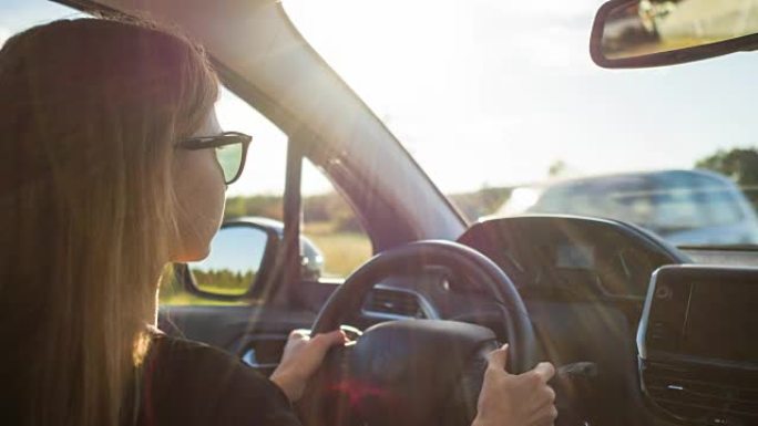 负责任的女司机盯着道路