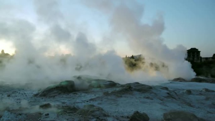 火山景观上的蒸汽云