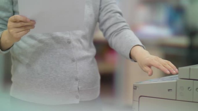 中国孕妇办公室妇女使用复印机