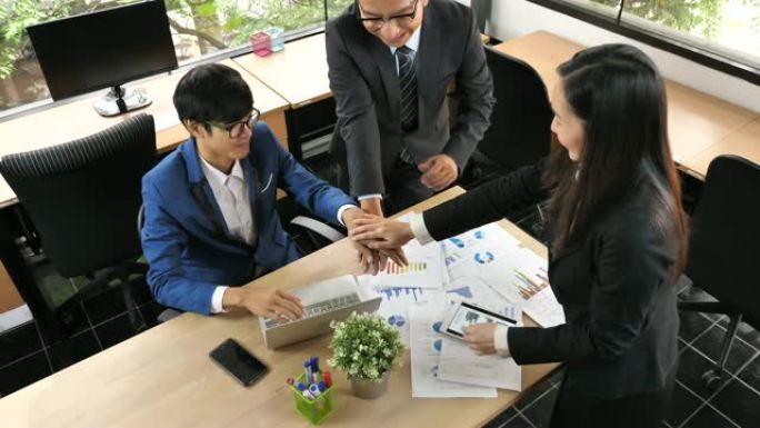 亚洲业务团队，激励性业务团队双手围成一圈，进行团队对话