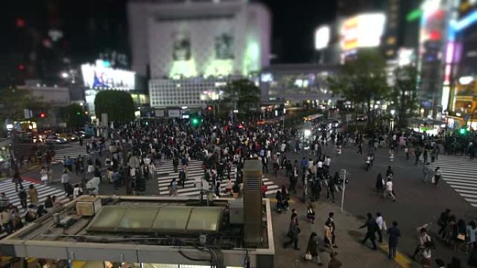 日本东京夜间涩谷十字路口的慢动作人