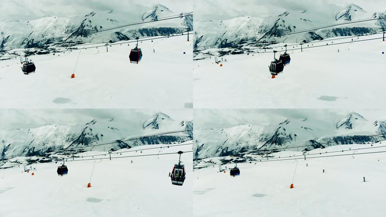 运输过程中滑雪场的缆车