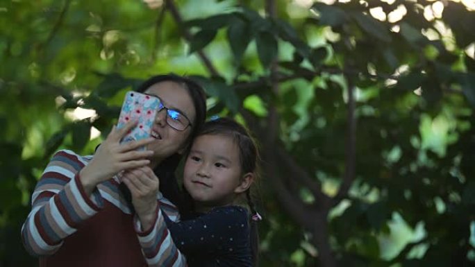 亚洲母女用手机自拍