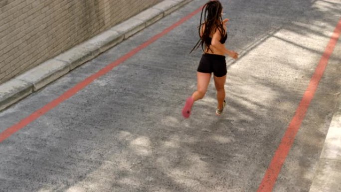 在城市4k慢跑的非洲裔美国妇女的高角度视图