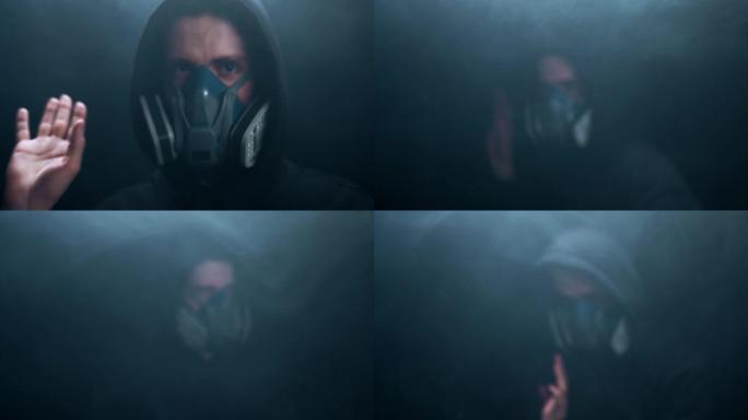在黑暗的背景上，一个戴着面具的男人在周围的烟雾中跳舞。