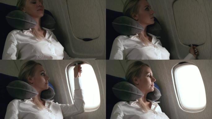 坐在飞机上的旅行枕头的女人