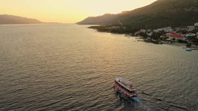 WS鸟瞰船在日落时沿着宁静的海洋行驶，佩列萨克，克罗地亚