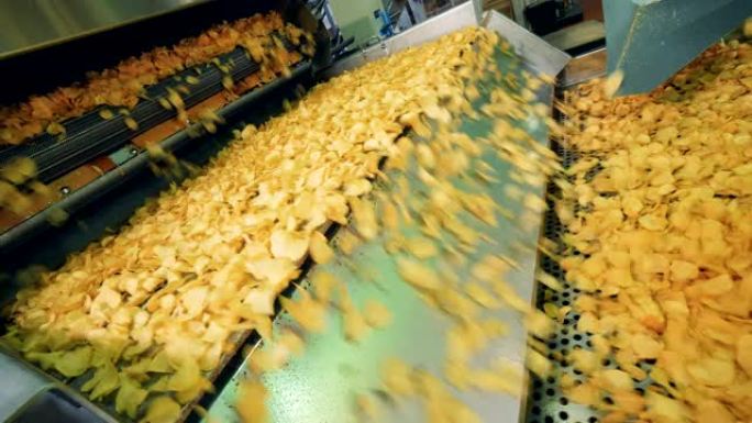 薯片的机械运输。薯片生产线。