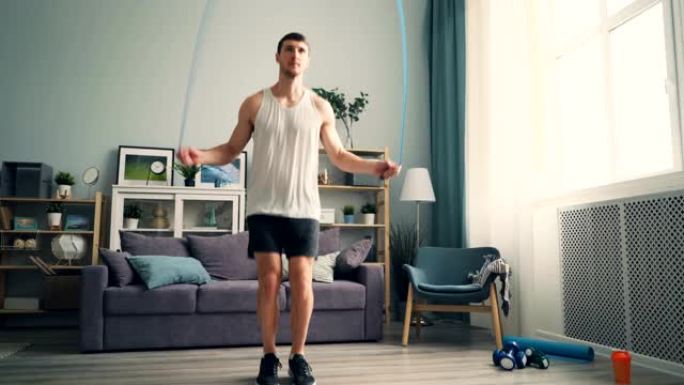运动员跳绳训练在家独自穿着运动服和运动鞋