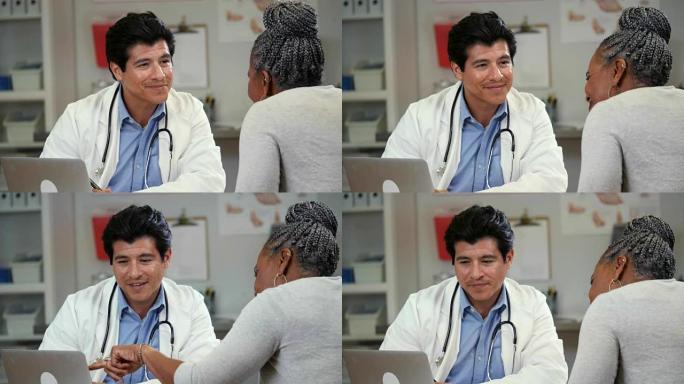 成年男性医生与患者讨论好消息