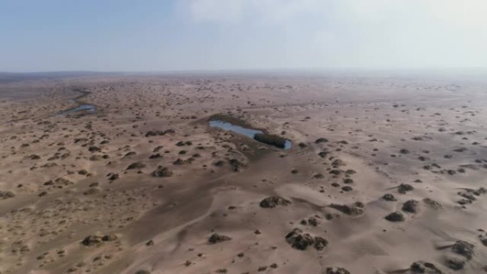 纳米比亚骷髅海岸纳米布沙漠快速沙洲绿洲的4k空中飞行