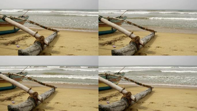 斯里兰卡沙滩上的MS支腿独木舟船