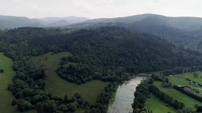 探索荒野。有河的山地景观。鸟瞰图