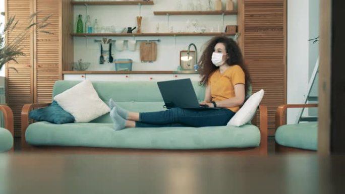 年轻女子在冠状病毒锁定期间通过笔记本电脑聊天。在家工作的概念。远程学习概念。
