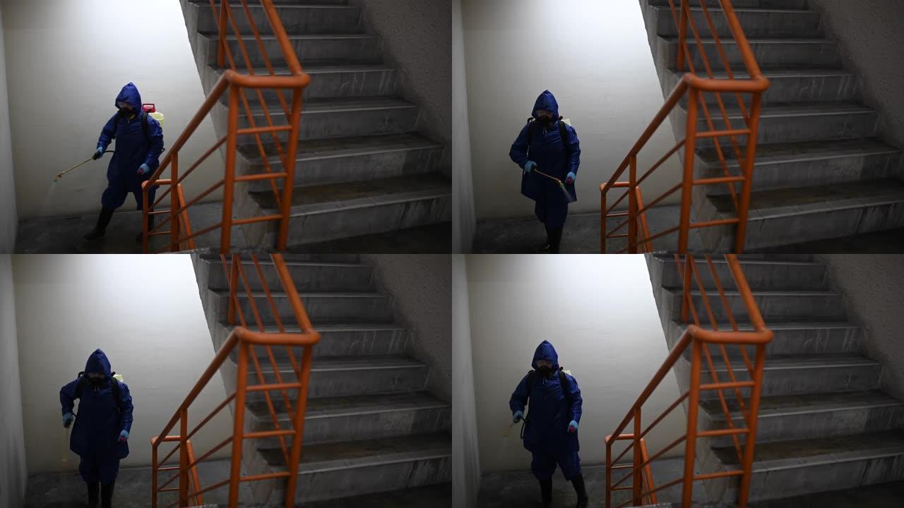 一名妇女穿着防护服喷洒和消毒楼梯灭虫病毒