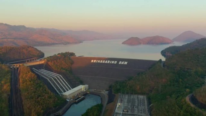 泰国水力发电大坝的鸟瞰图，发电大坝，泰国西部山谷的大型电力大坝。泰国北碧府日出时的Srinagari