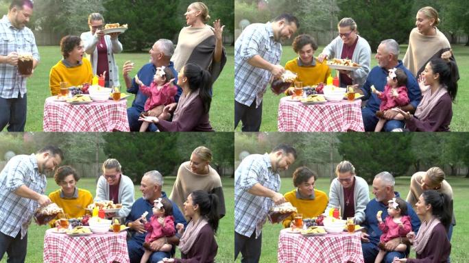 西班牙裔家人和朋友在野餐时吃饭