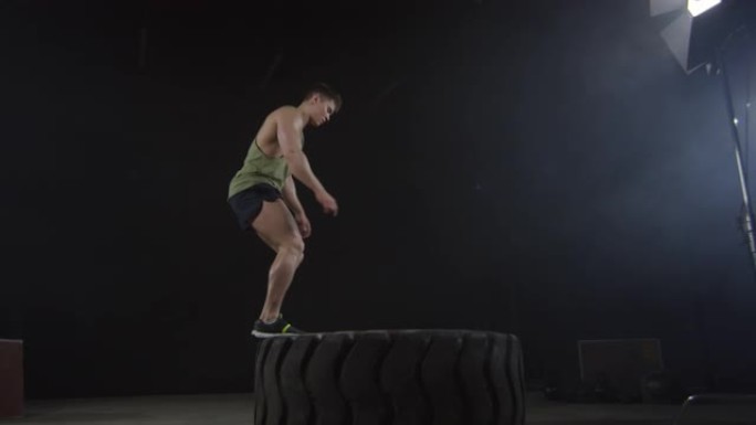 运动员跳上大型拖拉机轮胎