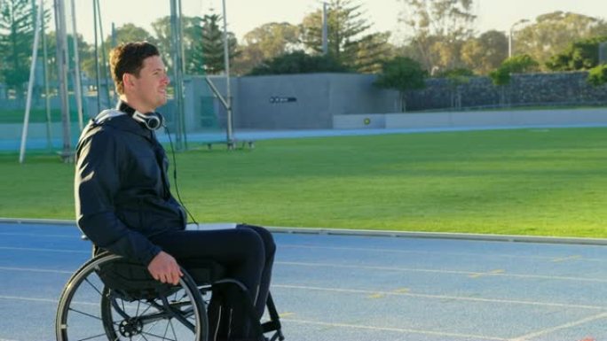 在4k体育场馆用轮椅运动的残疾人运动