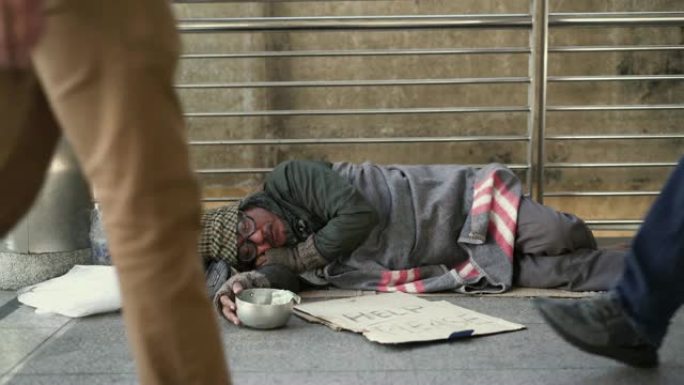 步行和无家可归的人睡在人行道上。