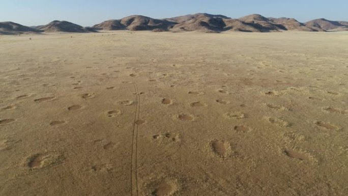 纳米布沙漠Koakoland savannah地区的一条轨道的4k高鸟瞰图显示了著名的仙女圈，纳米比