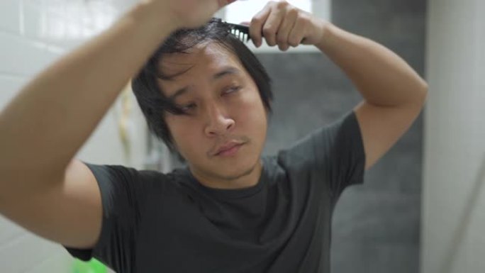 亚洲男子试图在新型冠状病毒肺炎期间隔离时在家剪头发。
