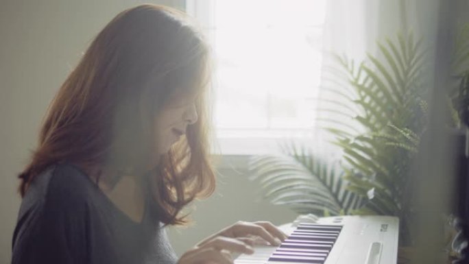 千禧一代女性在家学习弹奏键盘钢琴