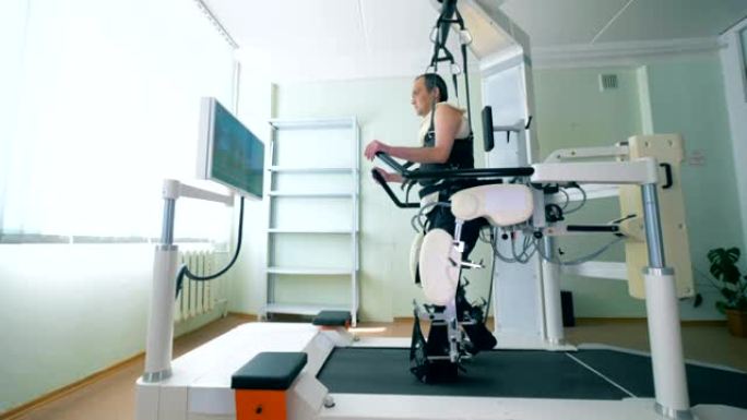 现代机器人医疗恢复设备上的残疾人。医疗机器人。