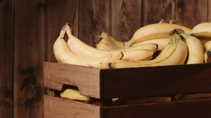 在乡村木桌上的板条箱里的香蕉