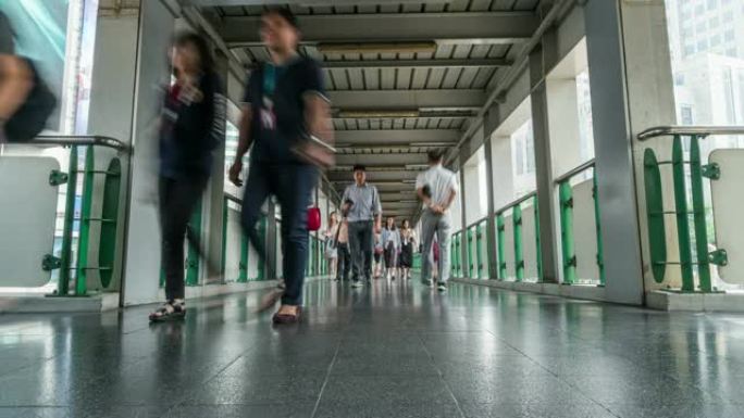 在BTS曼谷空中步道高峰时段，高架地铁系统站高架立交桥上的匿名人群拥挤，交通和乘客旅行概念