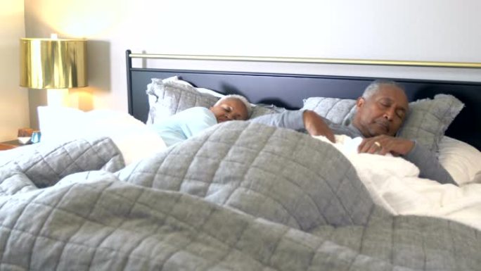 老年非裔美国夫妇在床上睡着了
