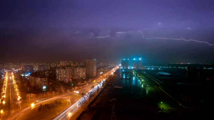 夜城上空的闪电。时间流逝